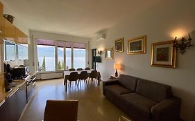 Wonderful Lake View Apartments With Pool With Breakfast Gardasee